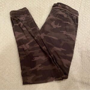 Athleta Farallon Jogger Camo size 0